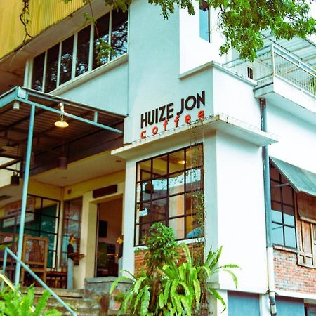 Huize Jon Hostel Malang Kültér fotó