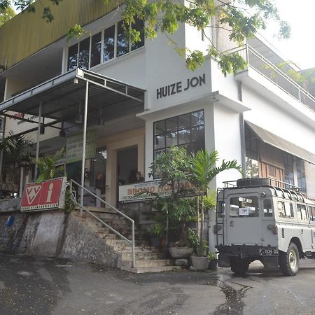 Huize Jon Hostel Malang Kültér fotó